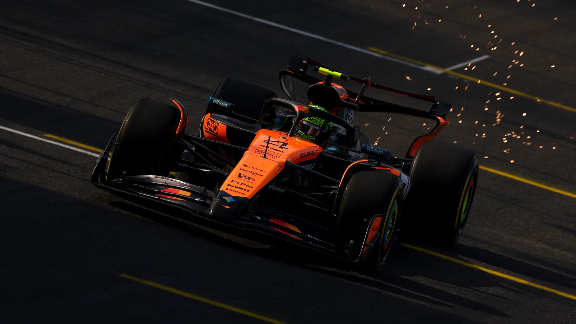 O carro número 4 da McLaren larga da pole na corrida sprint