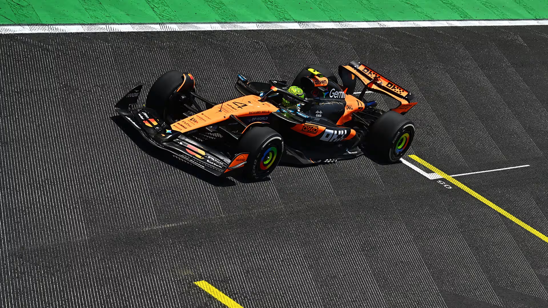 Norris e sua McLaren em interlagos
